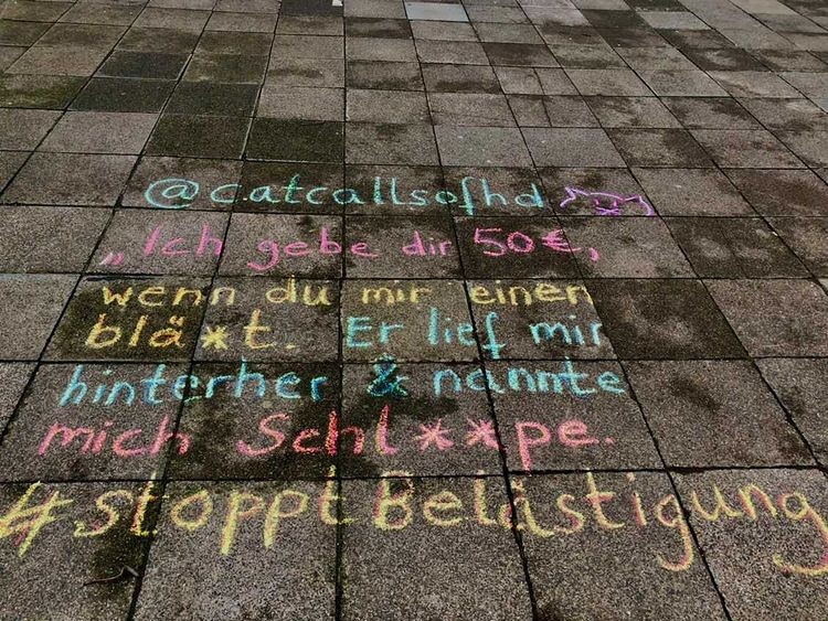 Mit bunten Bürgersteigen gegen Belästigung