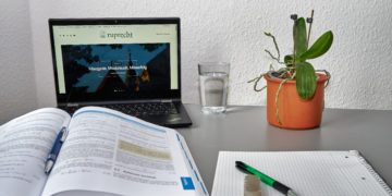 Am Küchentisch statt in der Bib: Ihre Abschlussarbeitszeit hatte sich unsere Autorin anders vorgestellt. Bild: Till Gonser