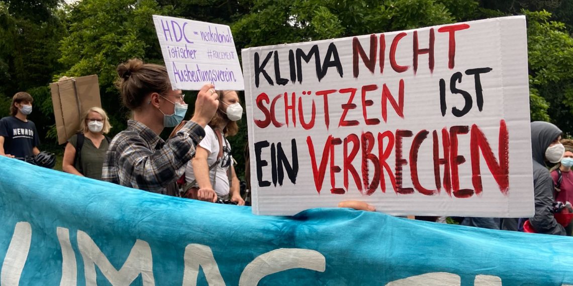 Wurzeln im Beton vor Heidelberger Amtsgericht