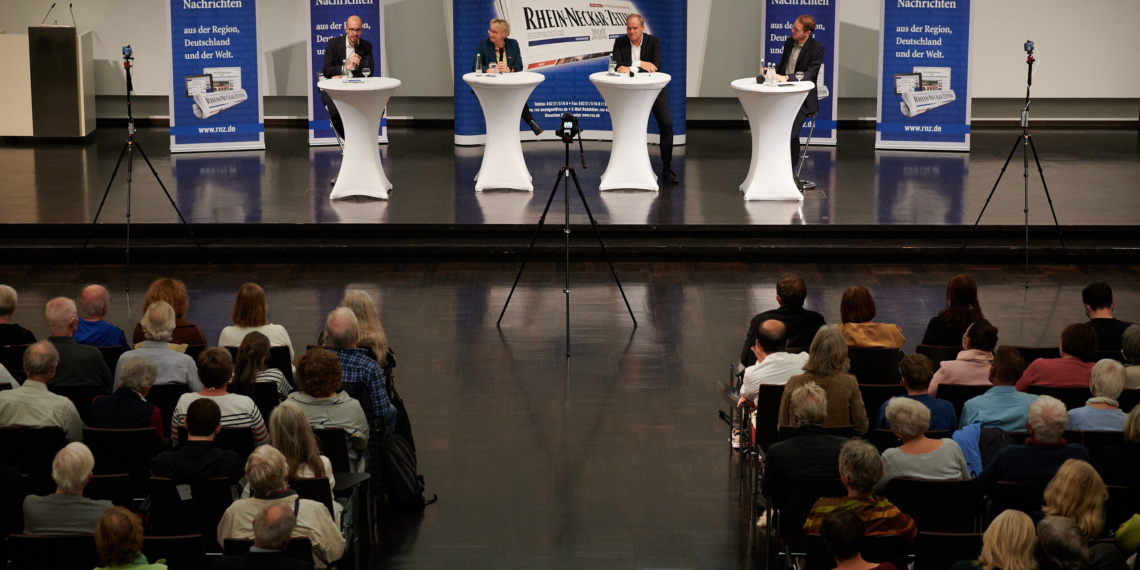 Drinnen Debatte, draußen Demo