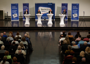 Drinnen Debatte, draußen Demo