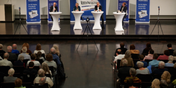 Drinnen Debatte, draußen Demo