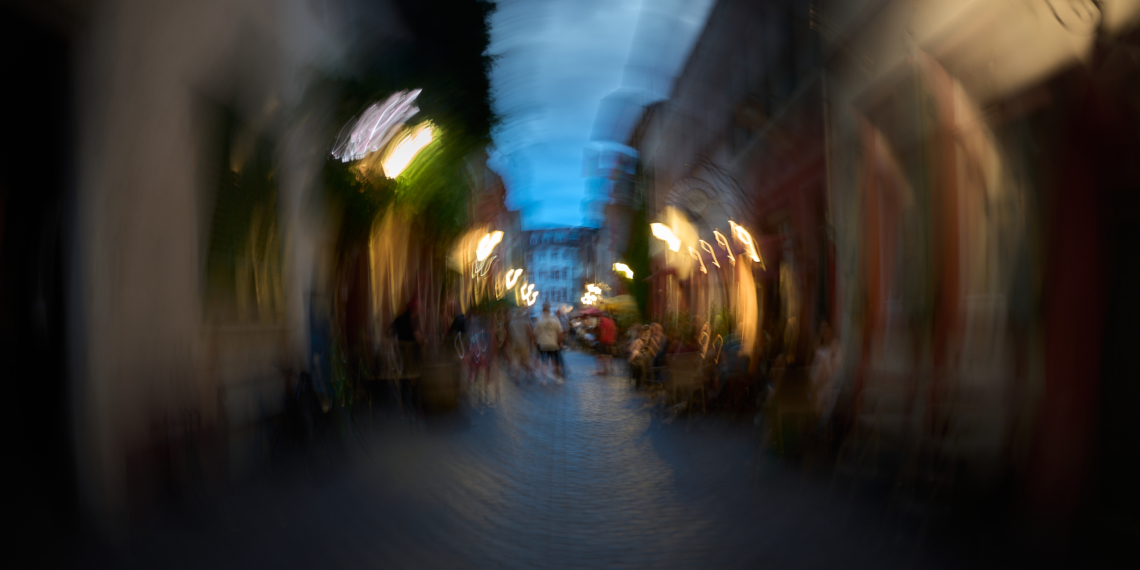 Der Blick auf die Gasse am Abend ist verschwommen.