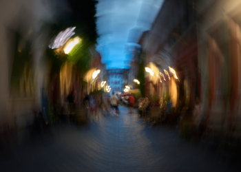 Der Blick auf die Gasse am Abend ist verschwommen.