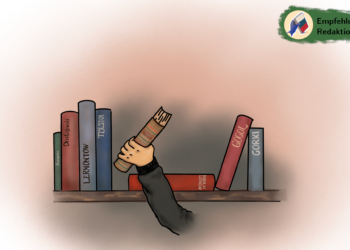 Leere Umschläge im Regal 