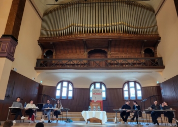Die Redner:innen der 25. Deutschsprachigen Debattiermeisterschaft in der frisch renovierten Heidelberger Stadthalle Foto: Moritz Eigenbrod