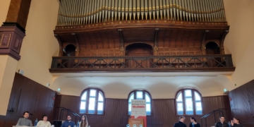 Die Redner:innen der 25. Deutschsprachigen Debattiermeisterschaft in der frisch renovierten Heidelberger Stadthalle Foto: Moritz Eigenbrod